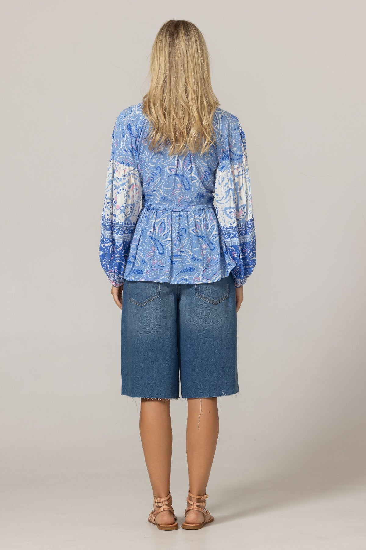 Miss June | Isae Top