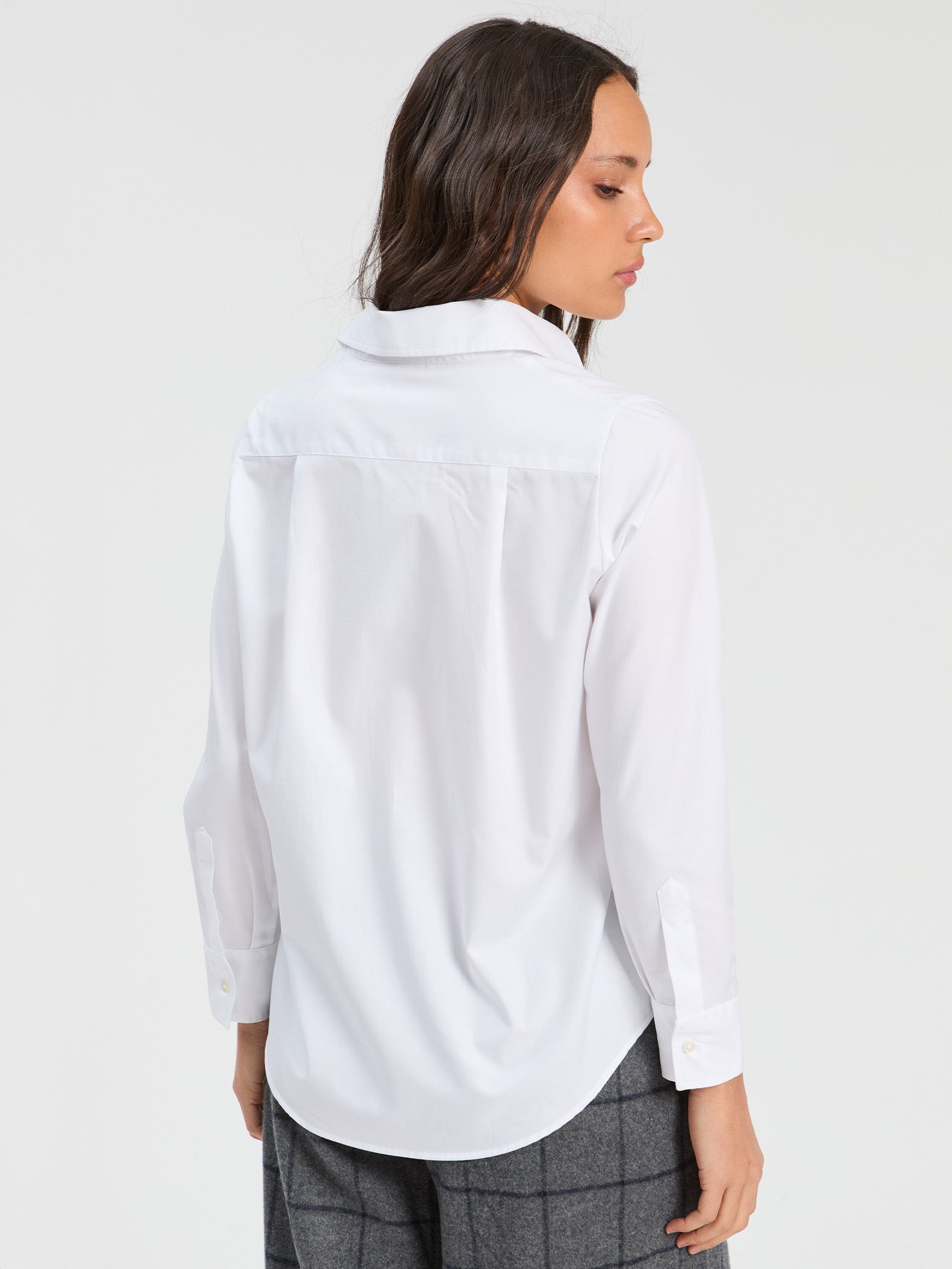 Model wearing Vilagallo white alamares shirt
