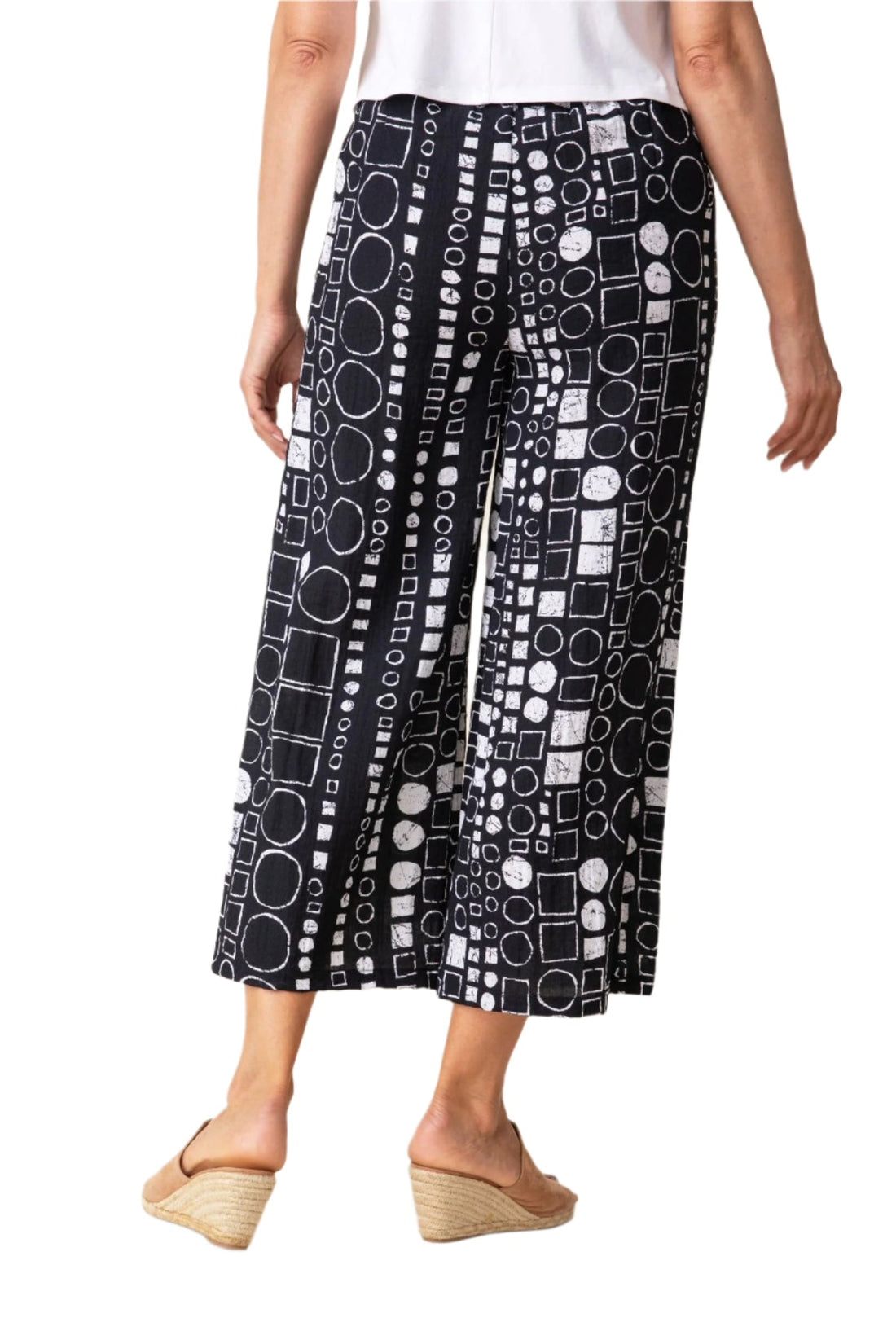 Habitat | Express Travel Circle Crop Pant - Black