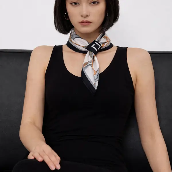 Women’s black patterned loop scarf 