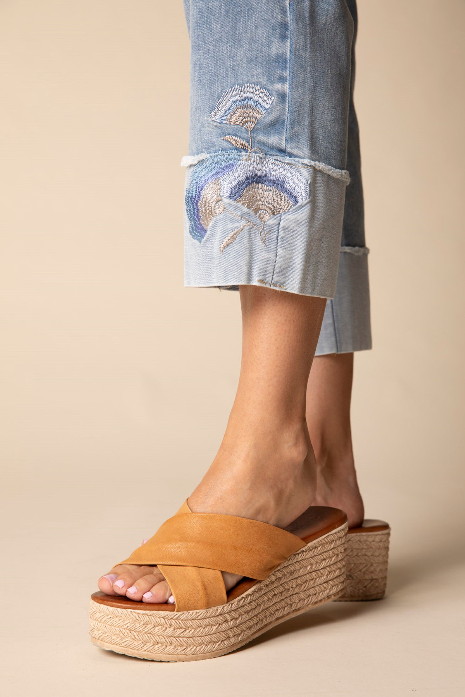 Embroidered light denim jean