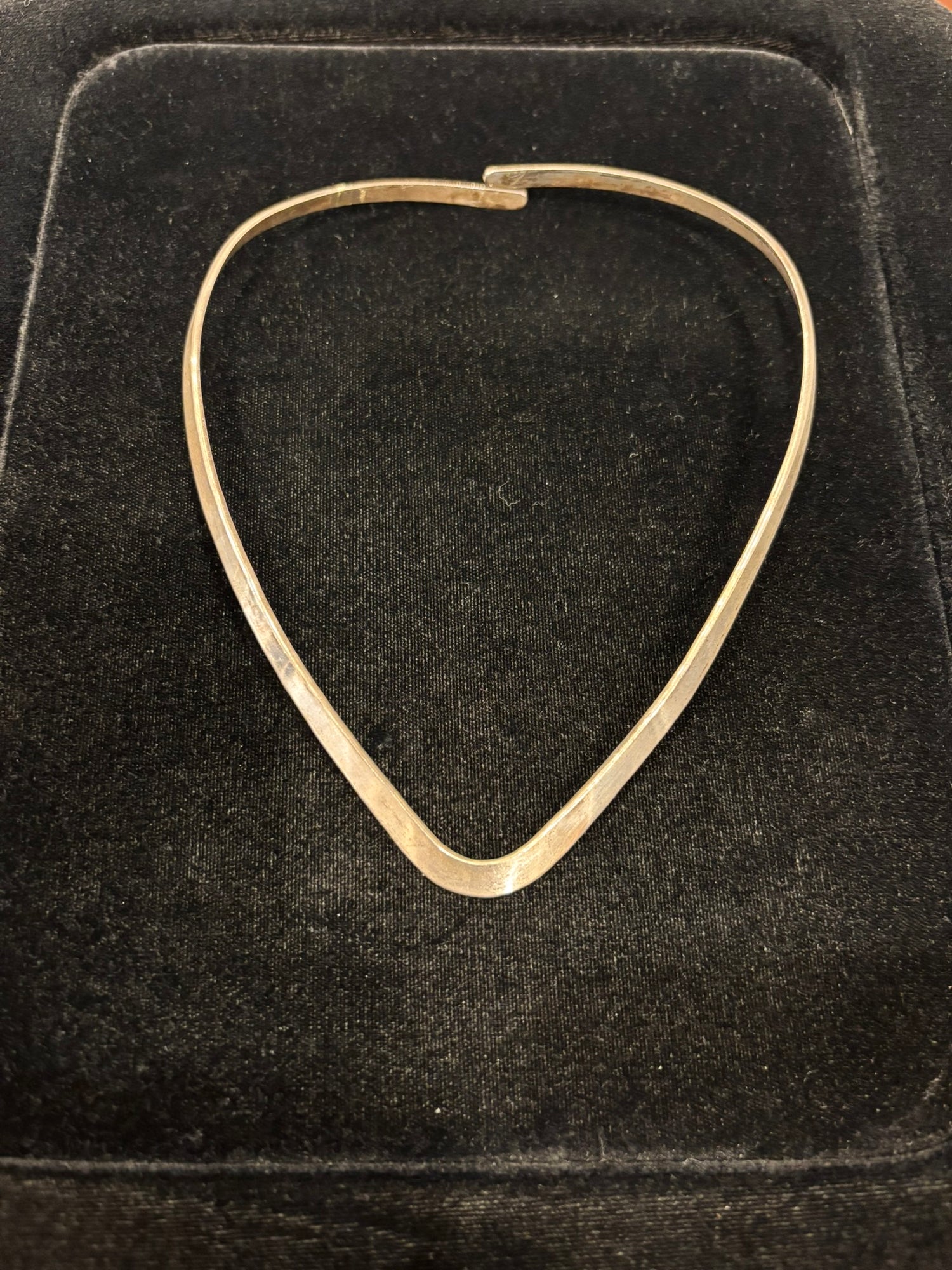 Starfire | &quot;v&quot; Plain Neckwire Necklace
