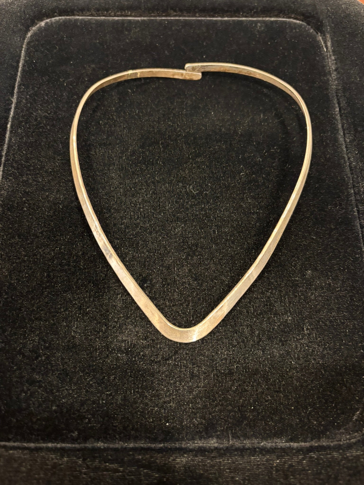 Starfire | &quot;v&quot; Plain Neckwire Necklace